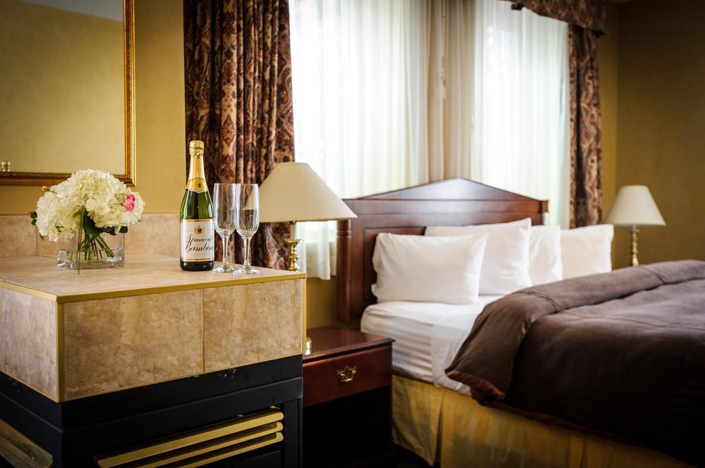 Peterborough Inn & Suites Hotel Dış mekan fotoğraf
