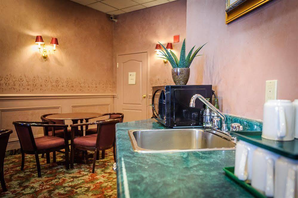 Peterborough Inn & Suites Hotel Dış mekan fotoğraf